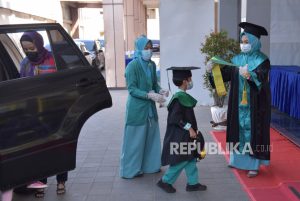 Wisuda TK-SMA, antara Meberatkan dan Memberi Kenangan