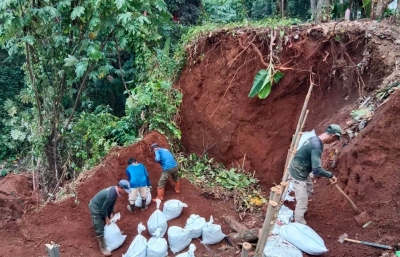 Dinas PUPR Kota Depok Tangani Turap Longsor di Kali Cabang Barat