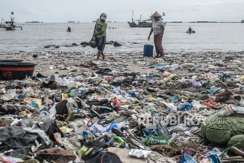 Teluk Labuan Dibanjiri Sampah | Republika Online