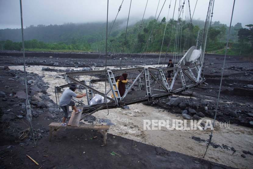 Kondisi Jembatan Kaliregoyo Lumajang yang Terputus Akibat Banjir Lahar Hujan