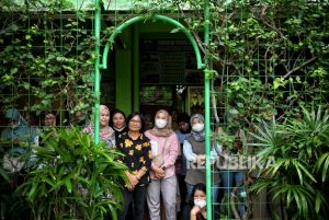 Potret Orang Tua Siswa Saat Dampingi Anak di Hari Pertama Sekolah