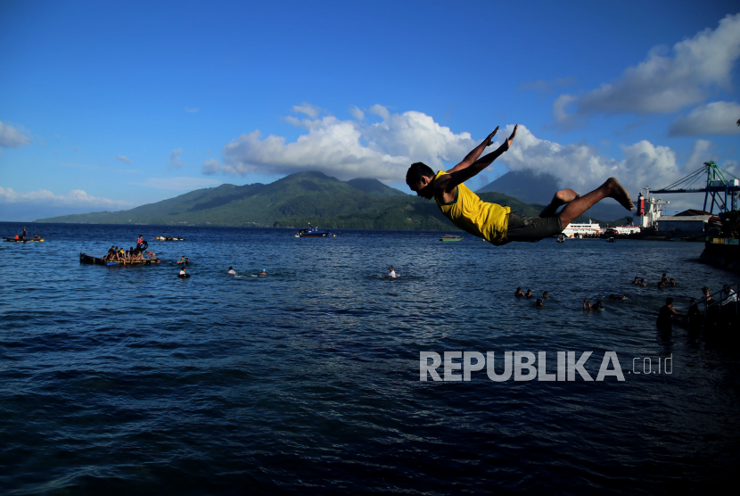 Liburan Tahun Baru Islam di Pantai Falajawa Ternate