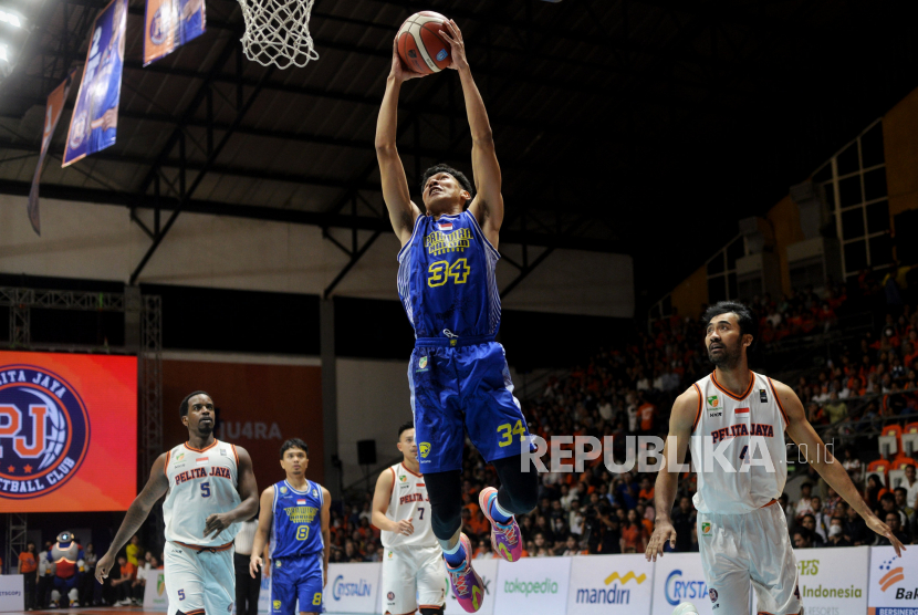 Prawira Harum Bandung Kalahkan Pelita Jaya Bakrie Jakarta dengan Skor 65-74