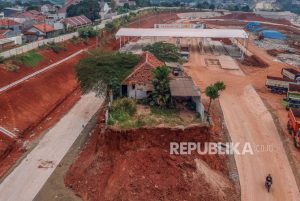 Rumah di Tengah Proyek Jalan Tol Cijago Seksi 3B