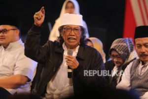 Cak Nun Sebut di Muhammadiyah Hukum Rokok Terbelah Jadi Dua Mahzab