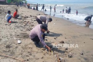 Aksi Bersih Sampah di Pantai Samas, Polres Bantul Terjunkan Ratusan Personel