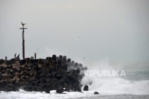 BMKG Ingatkan Potensi Gelombang Tinggi di Pesisir Jawa Barat