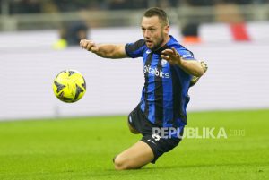 Berbeda dengan Milan Skriniar, De Vrij Pilih Bertahan di Inter Milan