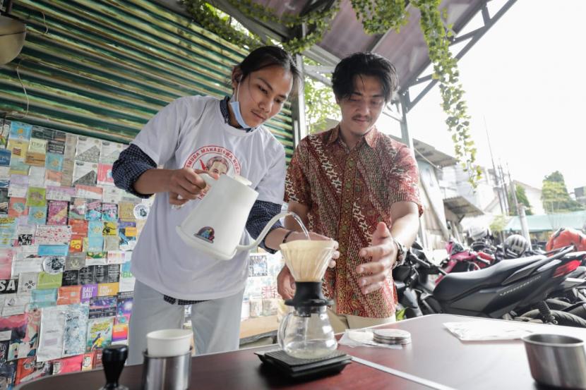 Buka Peluang Kerja dan Usaha untuk Pemuda, PMN Adakan Pelatihan Barista di Jaktim