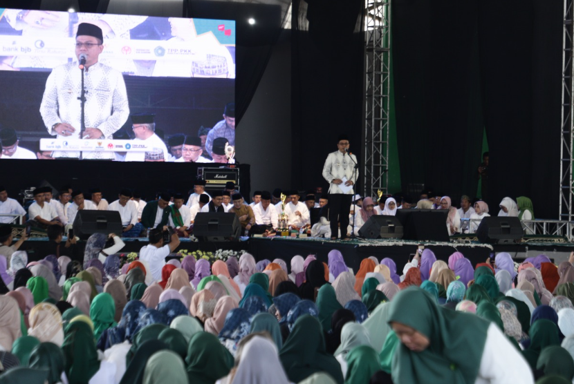 Bupati Sedekah Kain Kafan untuk Warga Kabupaten Bandung