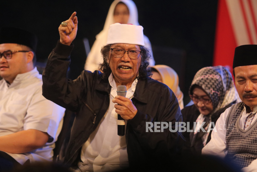 Cak Nun. Menurut Cak Nun, Muhammadiyah terbelah menjadi dua mahzab soal hukum rokok. Foto: Republika.