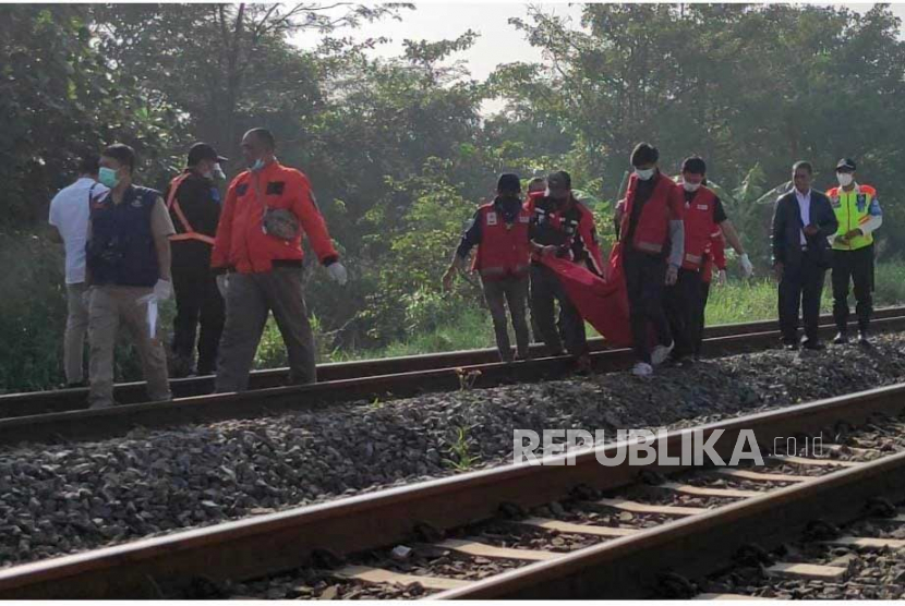 Disebut Main Ponsel saat Melintasi Rel, Pejalan Kaki di Bekasi Tersambar Kereta