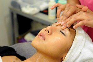 Facial Pakai Darah, Bolehkah Muslimah Melakukannya?