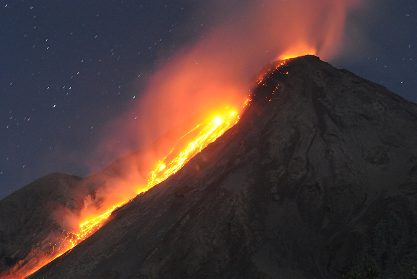 Guguran Lava Gunung Karangetang Terpantau Meluncur ke Lima Sungai