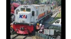 Hampir Terlindas Lokomotif KAI, Sepasang Pengemudi ini Santai tak Turun dari Motor