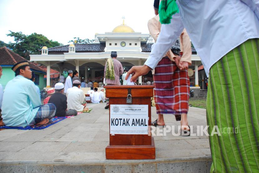 Ilustrasi bersedekah. Foto: dok. Republika