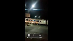 Ini Video Tragis Kereta Tabrak Truk hingga meledak