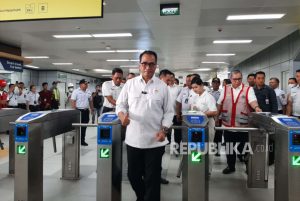 Jajal LRT, Menhub Harap 140 Ribu Orang Pindah ke Transportasi Massal