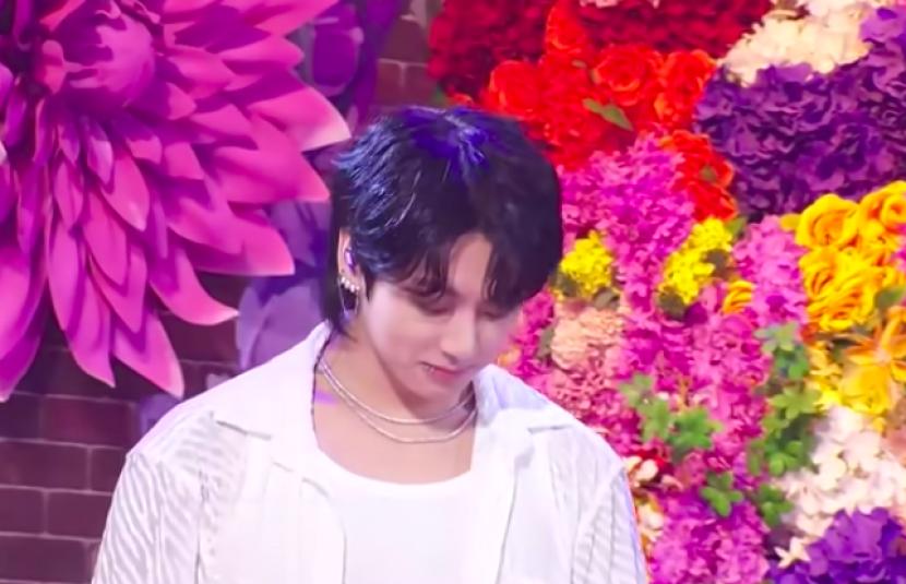 Jungkook Tampil Nyanyikan ‘Seven’ di Inkigayo, Fans Kaget V Ikut Nimbrung