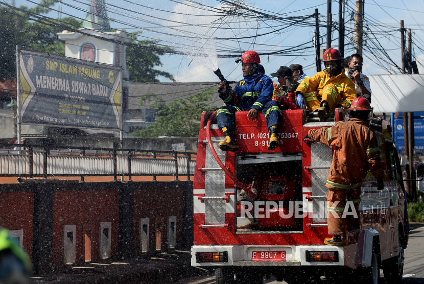 Kaki Balita di Bogor Terjepit Besi Gorong-Gorong, Ditolong Damkar