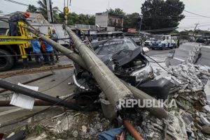 Kecelakaan di Kemang Bogor, Mobil Tabrak Tiang Listrik dan Dihantam Truk