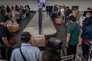 Lakukan Ini Supaya Koper Cepat Keluar Saat Antrean Bagasi di Bandara