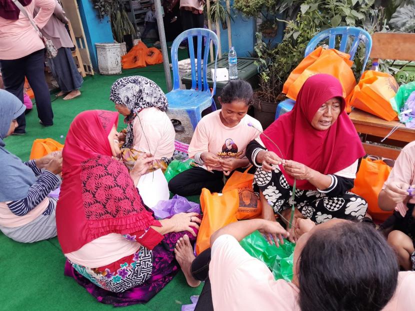 Latih Para Ibu Bekasi Manfaatkan Limbah Plastik Jadi Cara Relawan Gerakkan Ekonomi