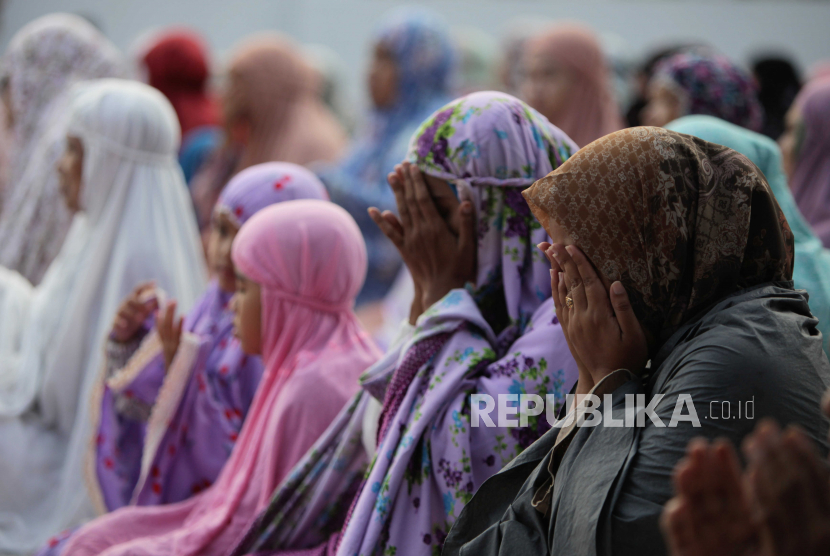 Melatih Keikhlasan dengan Mendoakan Orang Lain