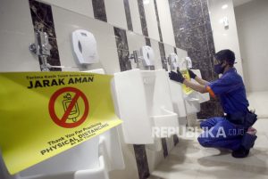 Memalukan…Viral 2 Remaja Berseragam Sekolah Kepergok Bersama di Dalam Toilet Mal