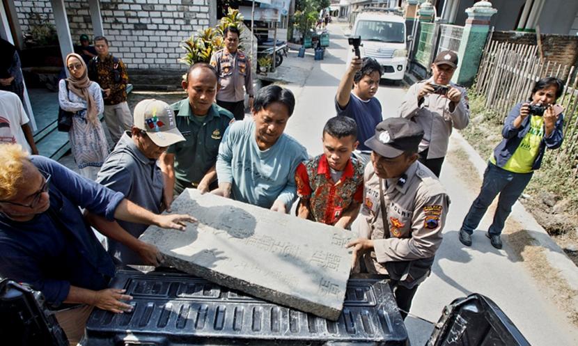 Menyelamatkan Nisan Kuno yang Terserak di Lasem Rembang