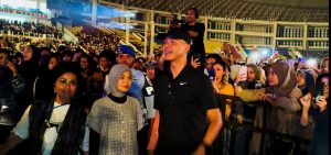 Momen Ganjar Bersama Istri Saksikan Konser Langit Benderang di Manahan