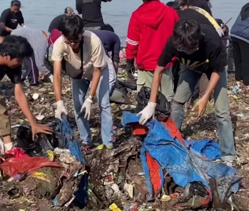 Pandawara Group Kembali Ajak Warga Bersihkan Pantai Terkotor Kedua di Indonesia