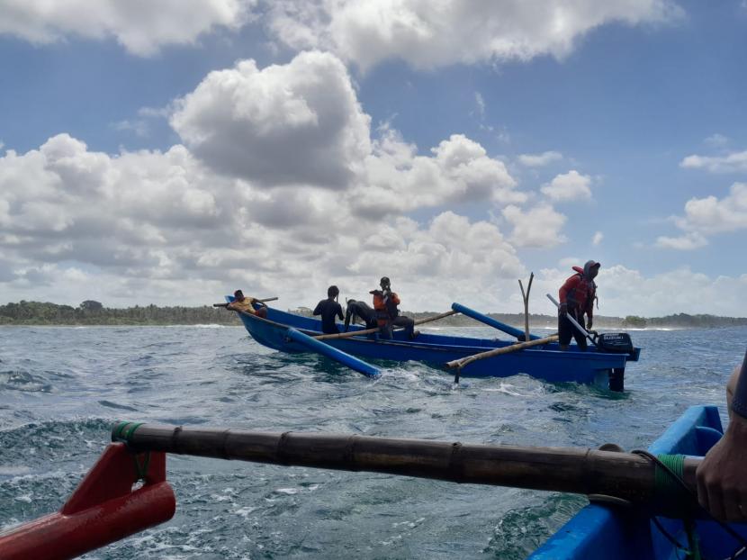 Pencarian 3 Korban Terseret Ombak di Malang Berlanjut, Tim SAR Gunakan Drone