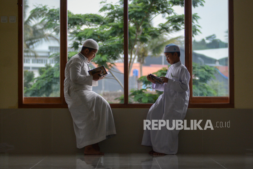 Ilustrasi santri. Pendaftaran Beasiswa Santri 2023 Sudah Dibuka, Simak Jadwal dan Persyaratannya! Foto: Republika/Thoudy Badai