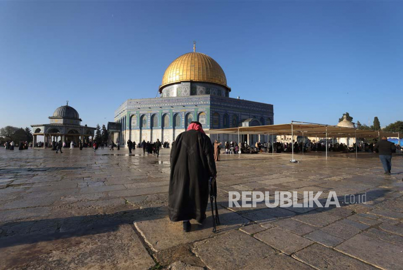 Kompleks Masjidil Aqsa. Di masjid kecil dekat Masjidil Aqsa, pendiri ICMI, Dipo Alam, pernah ditodong senjata oleh tentara Israel. Ia disangka Kristen radikal karena mengenakan celana dan jas (foto: epa/republika).