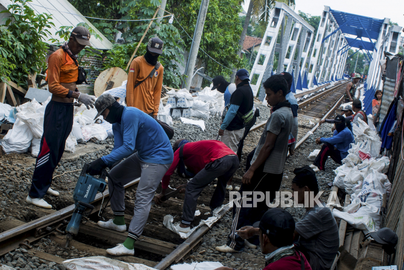 Polisi Tangkap Pencuri Besi Penyangga Rel Kereta Api di Garut