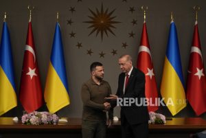 Presiden Zelenskiy Jemput Lima Komandan Ukraina yang Ditahan di Turki