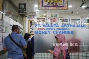 Pulang Haji Masih Simpan Uang Real, Apakah Halal Menukarnya di Money Changer?