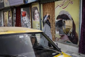 Puluhan Perempuan Afghanistan Protes Kebijakan Penutupan Salon