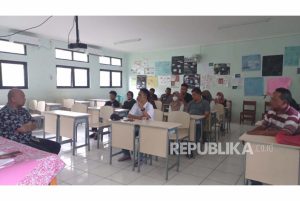 Puluhan Warga Geruduk SMAN 10 Kota Bekasi, Protes Sistem PPDB Daring