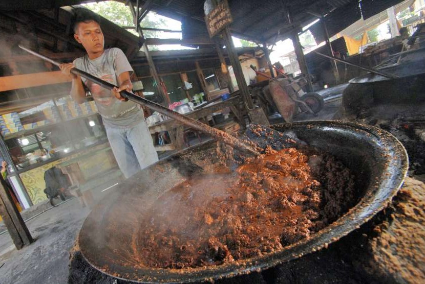 Cara Membuat Rendang. Salah satu masakan andalan ketika daging kurban datang adalah rendang. Foto: Republika.