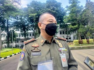 Satpol PP Bandung Peringatkan PKL yang Bandel Jualan di Zona Merah