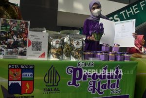 Sembilan Pelaku UMKM Biak Menerima Sertifikat Produk Halal