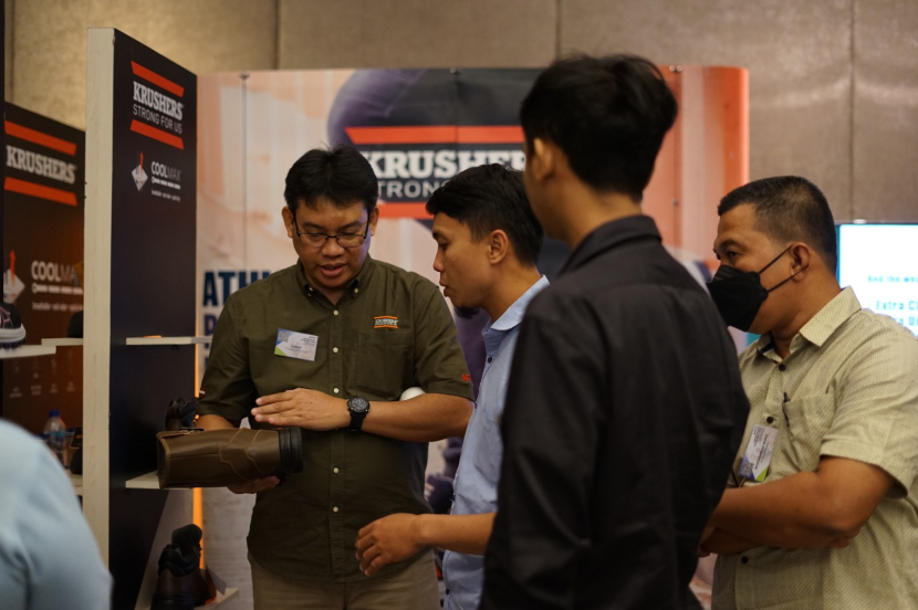 Sepatu pengaman ber-SNI produksi PT Alasmas Berkat Utama, Cikupa, Tangerang, Banten, telah dipakai oleh pekerja di negara-negara Asia Tenggara dan Australia (foto: humas bsn).