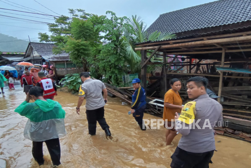 Terdampak Longsor, Jembatan Penghubung Lumajang-Kabupaten Malang Belum Dapat Dilalui