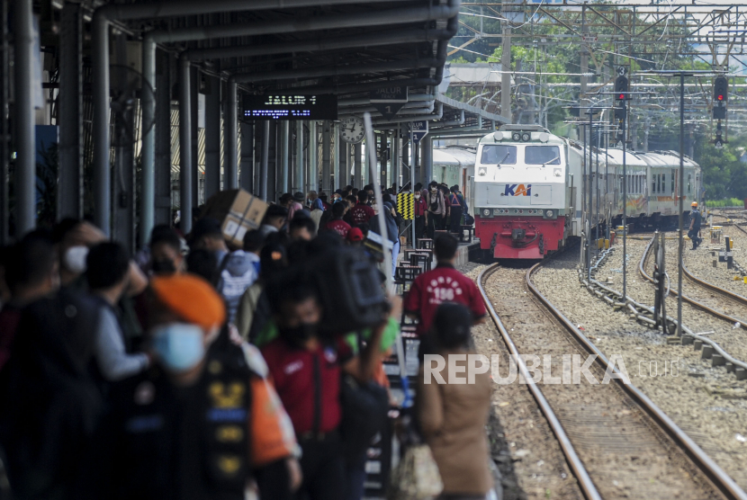 Tertibkan Kawasan Stasiun Pasar Senen, PT KAI Bongkar 50 Bangunan Liar