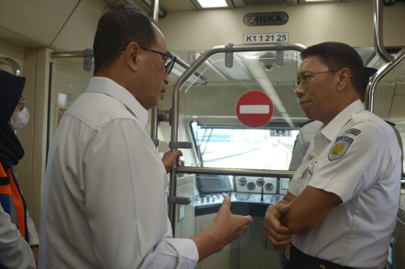 Menhub Budi Karya Sumadi (kiri) dan Dirut PT KAI Didiek Hartantyo saat mengikuti uji coba LRT Jabodebek dari Stasiun Harjamukti, Depok, menuju Stasiun Dukuh Atas, Jakarta, Rabu (12/7). (Foto: Rilis Humas PT KAI)