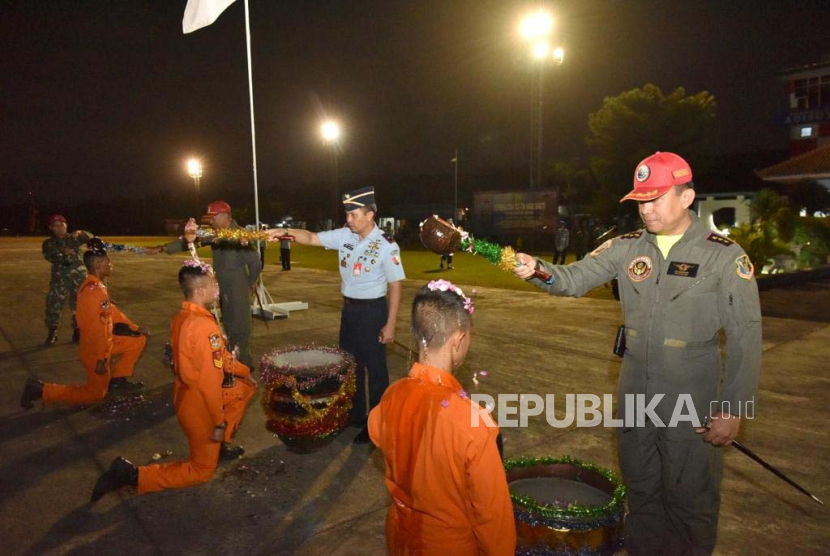 33 Calon Penerbang TNI Jalani Tradisi Penyerahan Brevet Sebelum Wingday