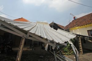 Bahaya Penggunaan Asbes untuk Atap Rumah