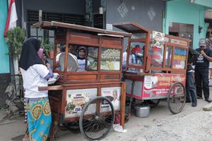 Borong Dagangan UMKM dan Sajikan Jajanan Gratis, Relawan Gardu Ganjar: Jumat Berkah